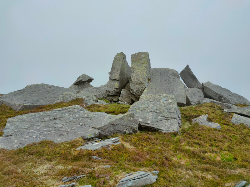 Large rocks on the summit of Cnoc na dTarbh
