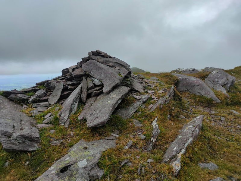 A few rocks marking the top of Cnoc an Chuillin