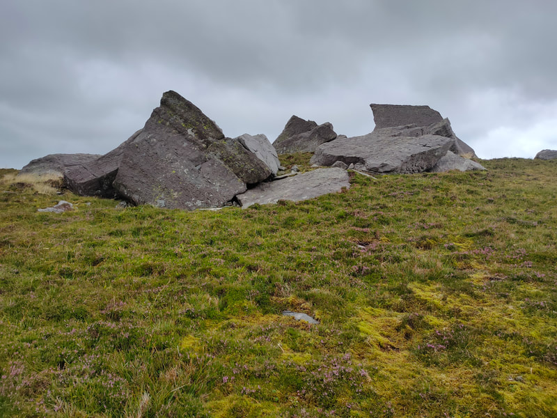 The large rocks on top of Cnoc na dTarbh