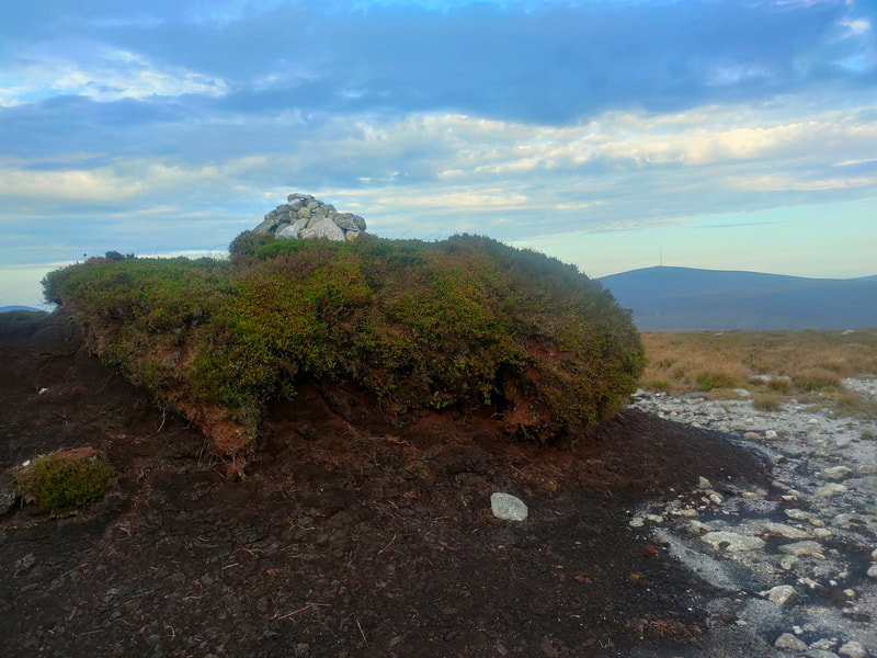 A few stones on top of a peak hag mark the top of Tonduff 