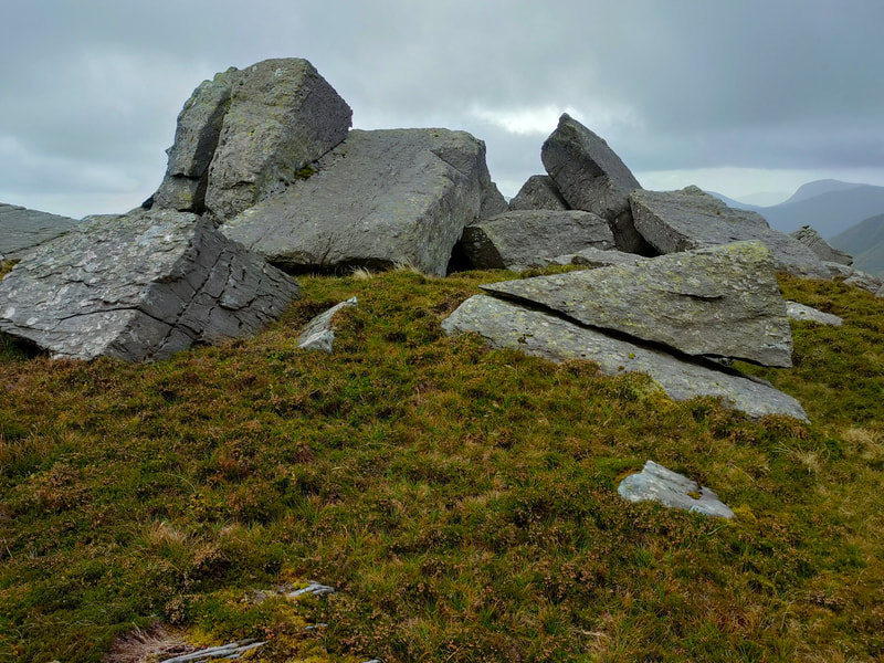 Large rocks on top of Cnoc na dTarbh