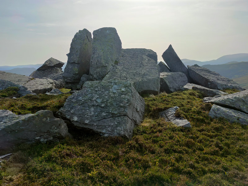Large rocks on top of Cnoc na dTarbh